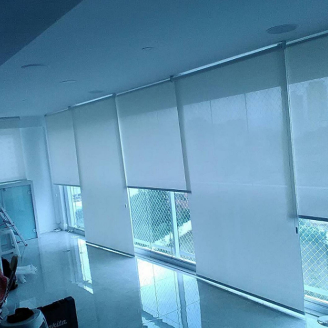 Persianas rolô integradas ao envidraçamento de sacada